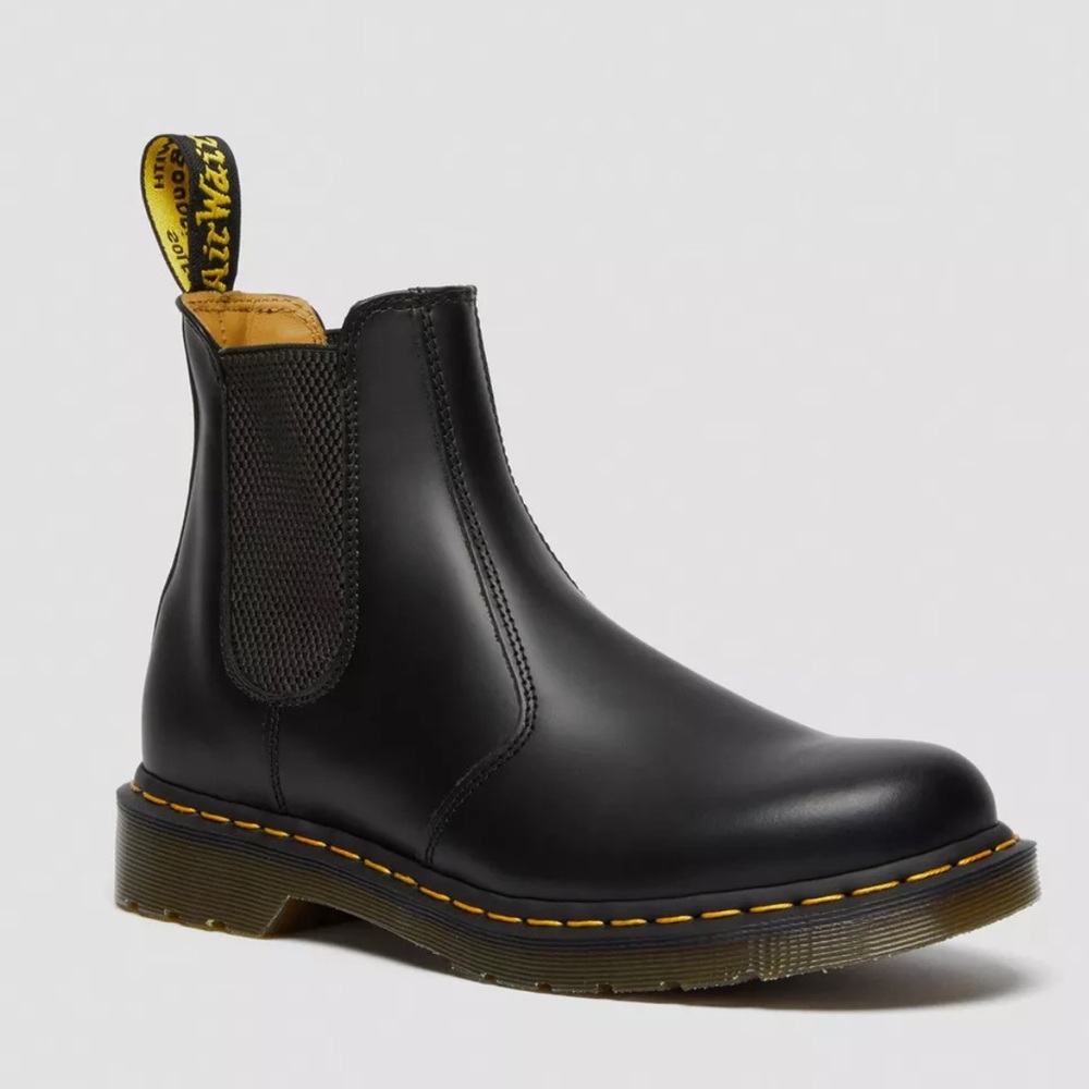 Dr. Martens 

2976 YELLOW STITCH SMOOTH LEATHER CHELSEA BOOTS